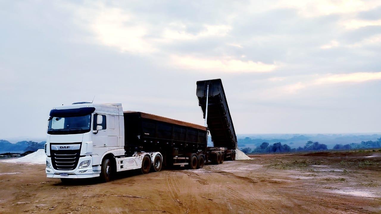 Imagem de um caminhão de transporte